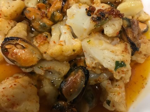 ムール貝とカリフラワーの辛味アヒージョ